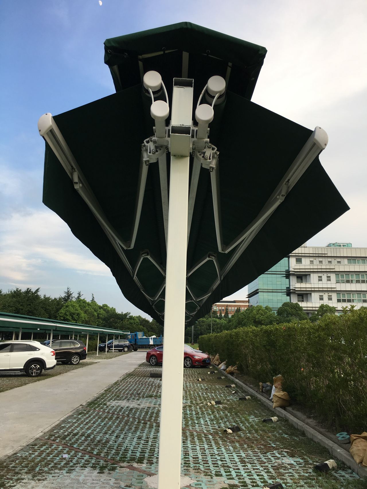 宝钢气体停车场遮阳篷收起状态实景:篷面收拢贴附于梁下,立柱与横梁结构外露